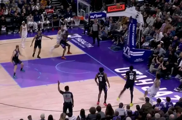 默里底角极限后仰三分再中，第三节已经独自砍下15分