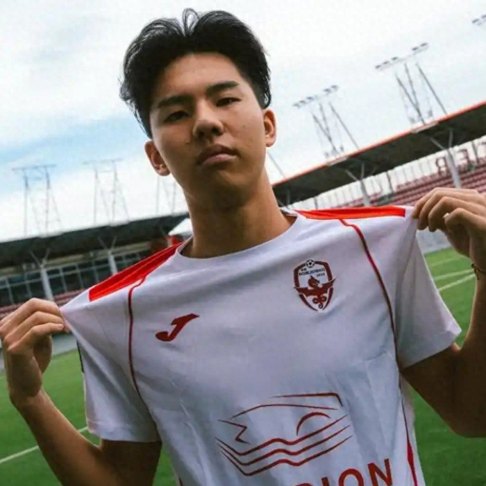 海洋之神·hy590-英超青训再添中国锋线！18岁张家鸣身披9号，先外租后回归|伯恩利|塞尔维亚|U21|徐彬|梯队_新浪体育_新浪新闻